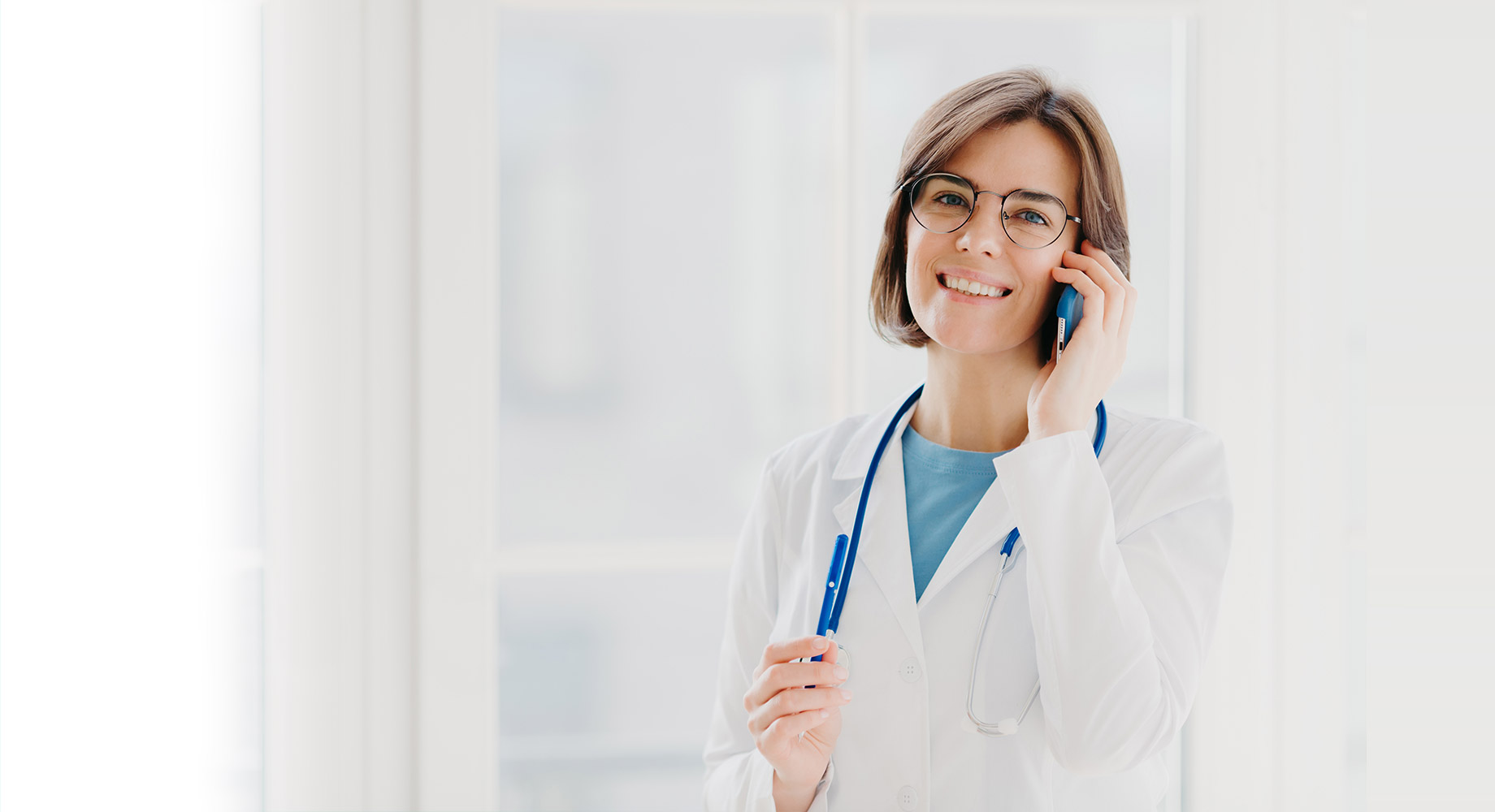 Médica de LAFAR atendiendo una consulta telefónica