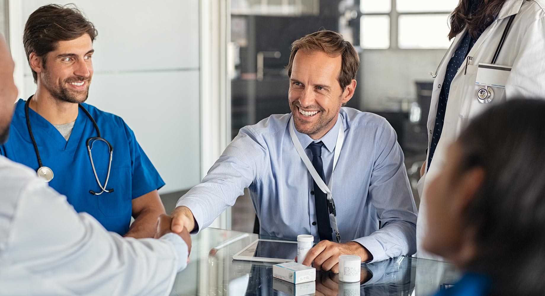 Visitador médico de LAFAR reunido con profesionales de la salud