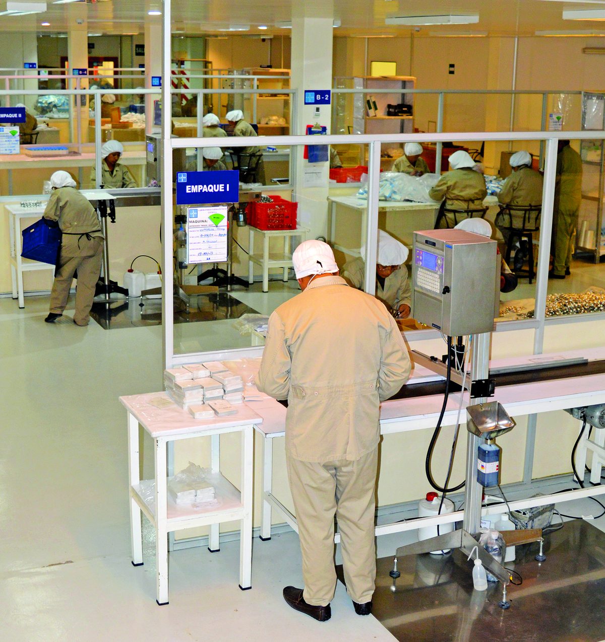 Operario en la línea de envasado de la planta LAFAR